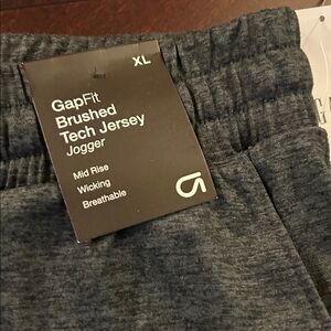 GapFit Brushed Tech Jersey Jogger in Gray